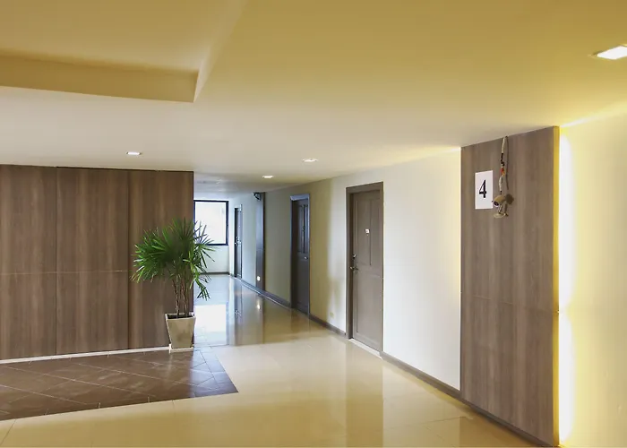 Hotel Lee Garden 4*