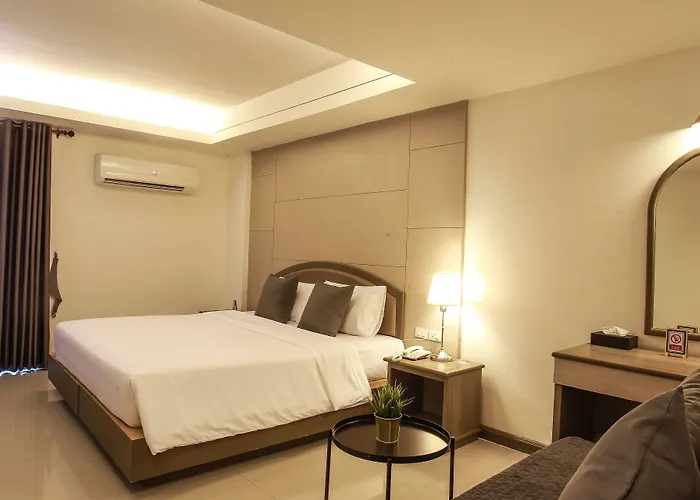Hotel Lee Garden 4*